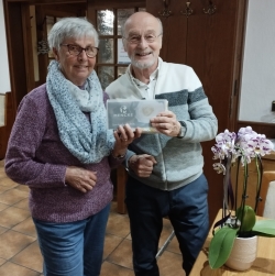 Blumen und ein Dankeschön für Ilse Kleinbeck vom Vorsitzenden Peter Dekowski 
