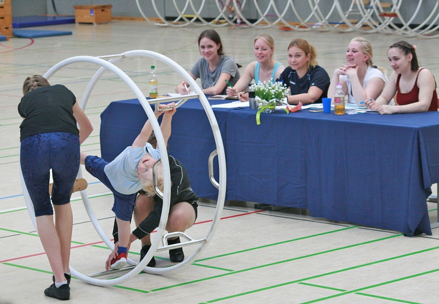 Schon die Jüngsten (Altersklasse „8 und jünger“) zeigen ihr Können bei den Rhönrad-Meisterschaften.