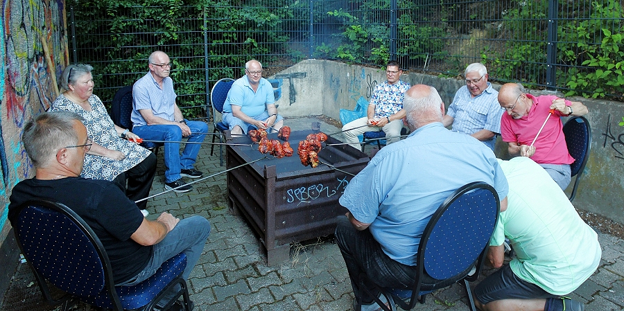 Beim Spießbraten am Vereinsheim des TV Altenvoerde in Ennepetal gab es interessante Diskussionen über die Zukunft der Turnvereine im Märkischen Turngau.