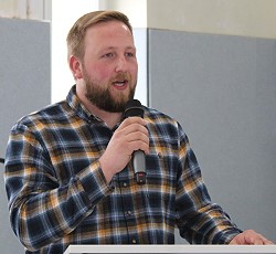 Aaron Schmidt bei seiner Vorstellung am Gauturntag