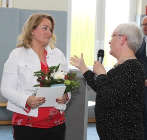 die stellvertretende Vorsitzende Angelika Löser-Markgraf (rechts) überreicht ein Abschiedsgeschenk an Ira Lieber