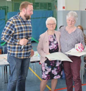 Aaron Schmidt übereicht die Ernennungsurkunden an die neuen Ehrenmitglieder (von rechts) Monika Winter und Gabriele Mertens